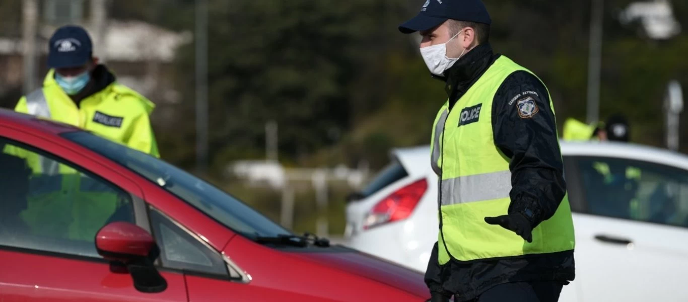 Αστυνομικοί πέρασαν χειροπέδες σε 17χρονο γιατί δεν φορούσε μάσκα σε λεωφορείο (βίντεο)